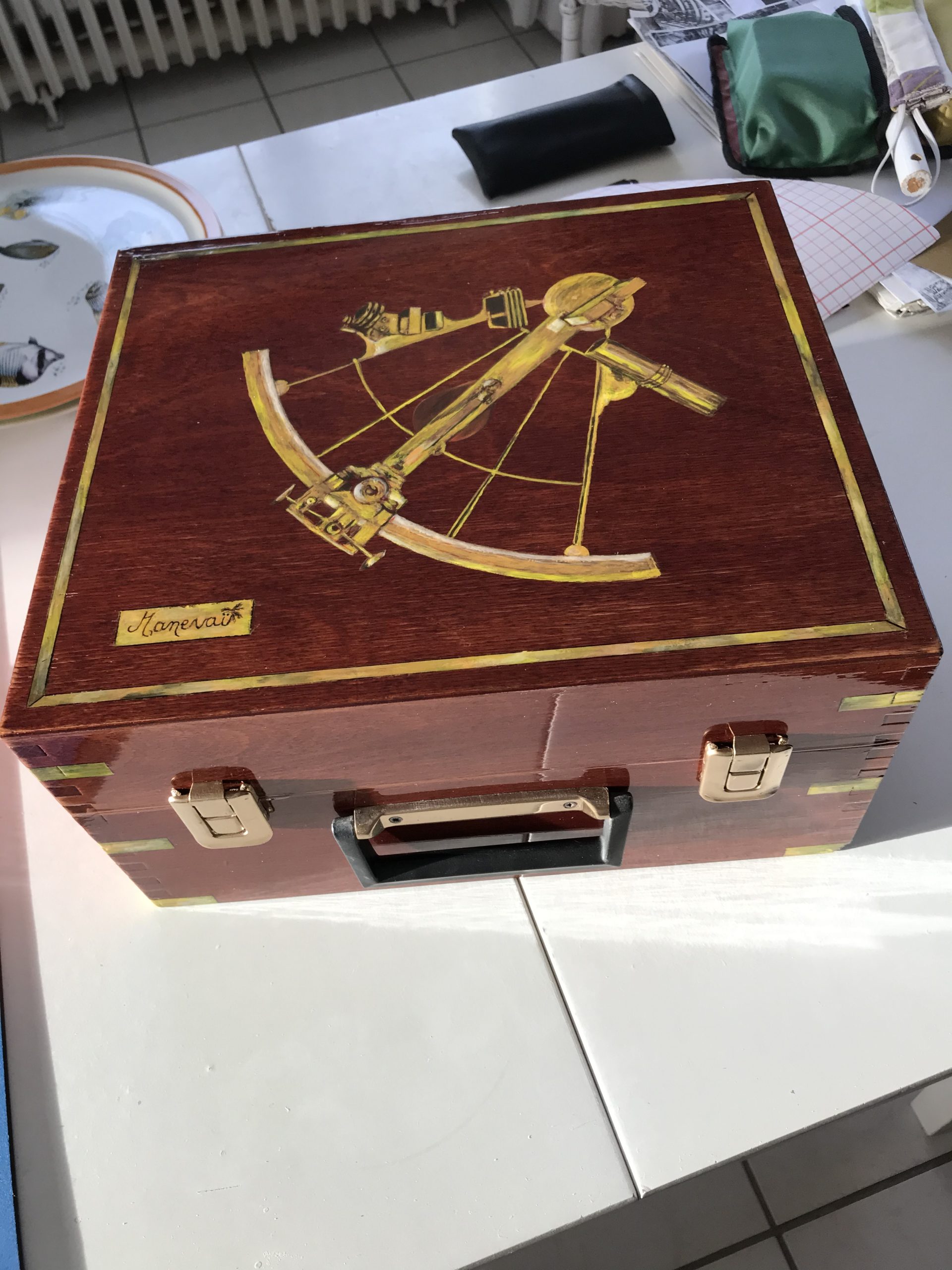 Boîte de sextant de marine repeinte et vernie